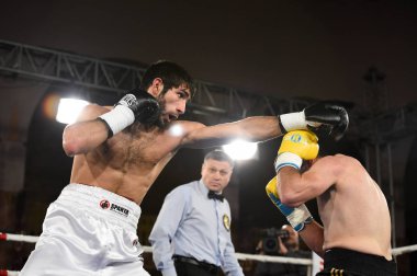 Kimliği belirsiz bir boksörler poin sıralaması için kavga sırasında halka