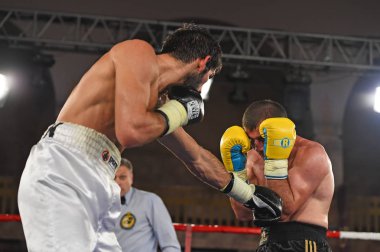 Kimliği belirsiz bir boksörler poin sıralaması için kavga sırasında halka