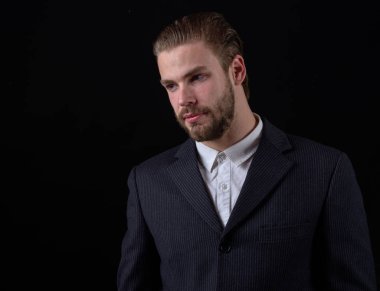 Siyah takım elbiseli bir iş adamı.