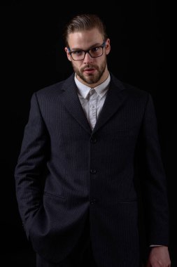 Siyah takım elbiseli bir iş adamı.