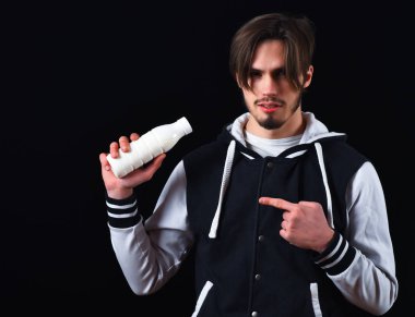 Beyzbol ceketli sakallı adam.