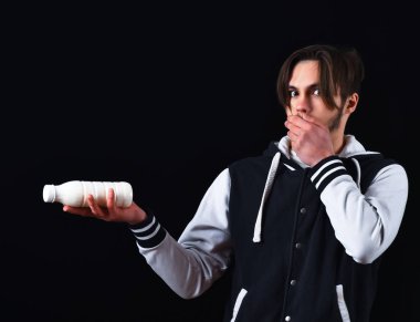 Beyzbol ceketli adam şaşırdı.