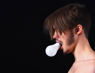 Sakallı maço adam.