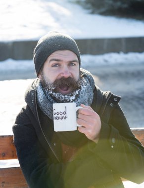 Heyecanlı adam bardaktan içer