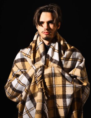 Ekoseli sakallı adam.