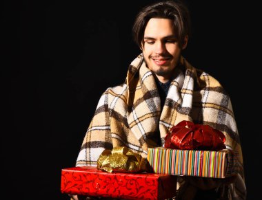 Gülümseyen sakallı adam.