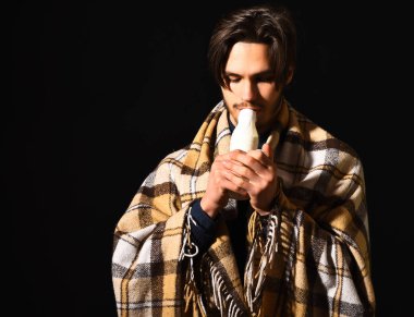 Ekoseli sakallı adam.