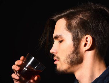 Viskili ciddi sakallı adam.