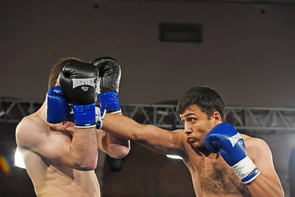 Egy azonosítatlan bokszolók a ringben, harcot a ranglista pontok — Stock Fotó