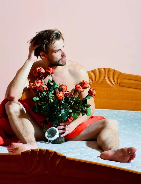 Bearded macho man with roses — Stock Photo, Image