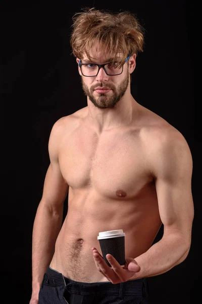 Barbudo sexy hombre celebración de café — Foto de Stock