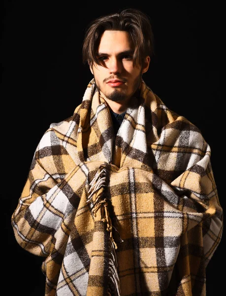 Ekoseli sakallı adam.