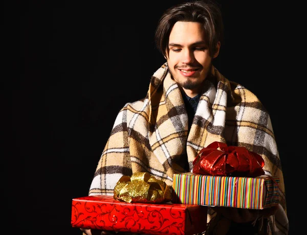 Gülümseyen sakallı adam.