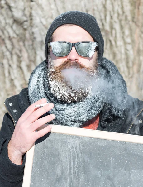 Vinter skäggig man med ombord — Stockfoto