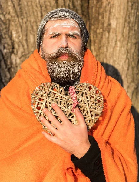 Homem em cobertor com coração — Fotografia de Stock