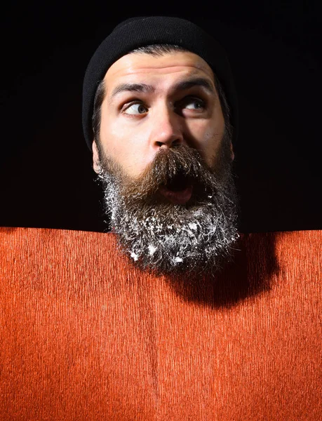 Bell'uomo con la neve sulla barba — Foto Stock