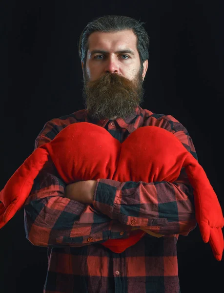 Homem barbudo com travesseiro de coração — Fotografia de Stock
