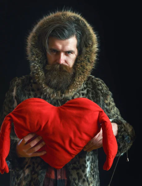 Бородатый мужчина с подушкой на сердце — стоковое фото