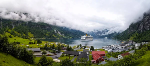 Kruiser schip in de haven — Stockfoto