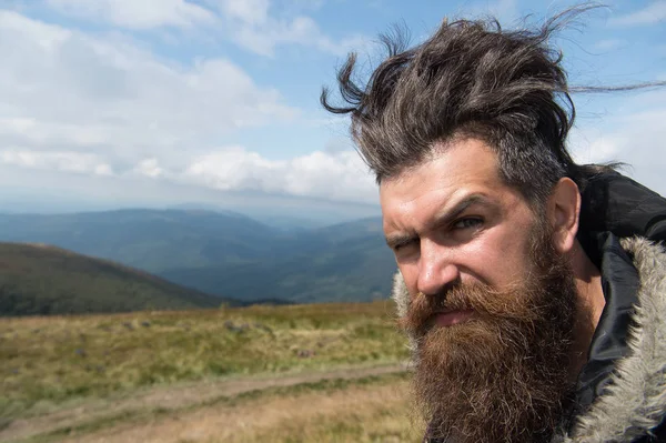 Homem hipster viajante com barba e bigode retrato na montanha — Fotografia de Stock