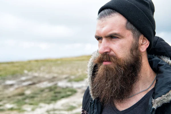 Man hipster resenären med skägg och mustasch porträtt på berget — Stockfoto