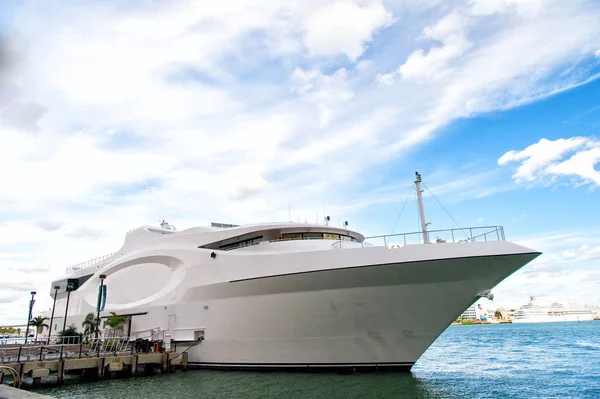 Krásné bílé jachty v Miami, Usa — Stock fotografie