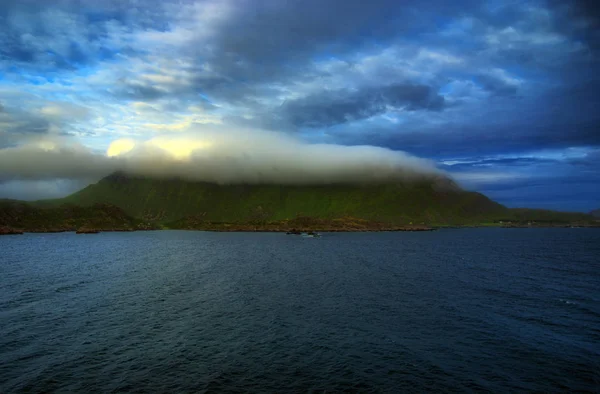 Water wash mountain with cloud — Stock Photo, Image