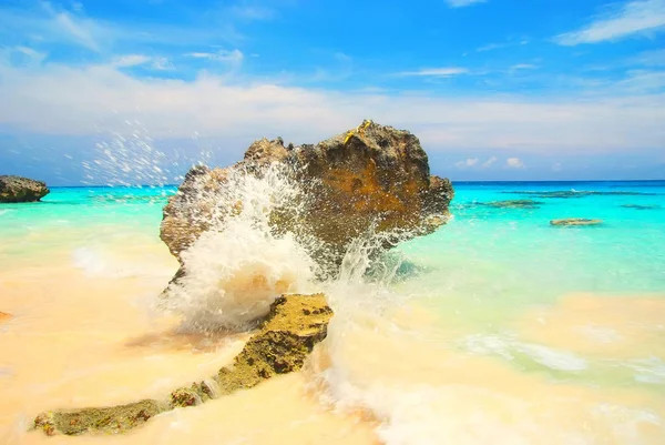 Ondas de mar espumosas e pedra — Fotografia de Stock