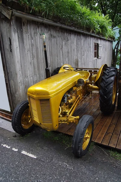Trator de fazenda amarelo velho — Fotografia de Stock
