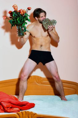 Sakallı, güllü, maço bir adam.