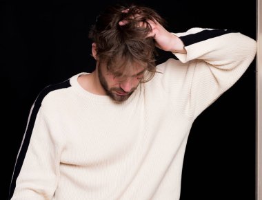 Kazaklı yakışıklı sakallı adam.