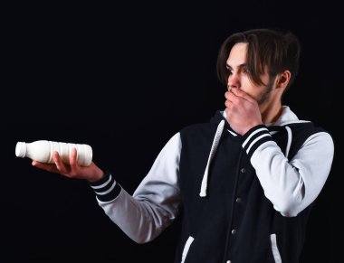 Beyzbol ceketli adam şaşırdı.