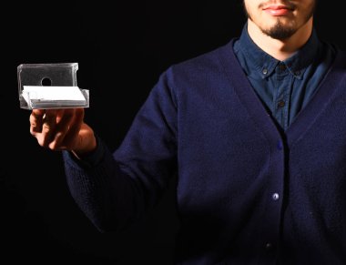 Yakışıklı sakallı adam.