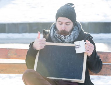 Kara tahta noktalarda yakışıklı adam