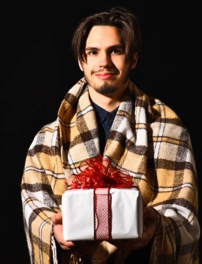 Gülümseyen sakallı adam.