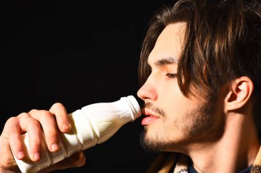 Ekoseli sakallı adam.