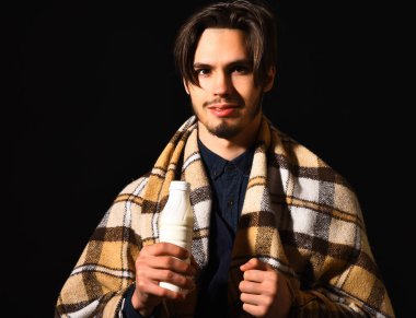 Gülümseyen sakallı adam.