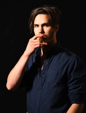 Ciddi sakallı adam puro içiyor.