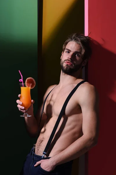 Schöner muskulöser Mann mit Cocktail — Stockfoto