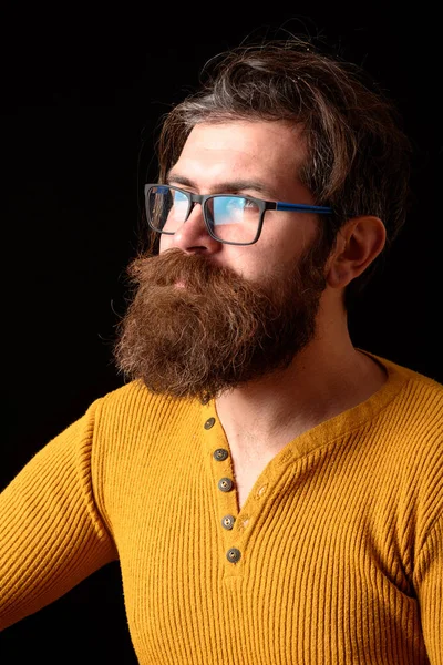 Allvarlig hipster man i glasögon — Stockfoto