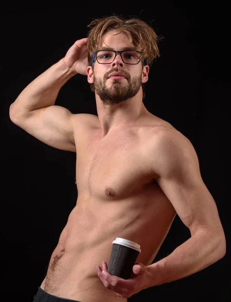 Γενειοφόρος σέξι άντρας που κρατάει καφέ — Φωτογραφία Αρχείου