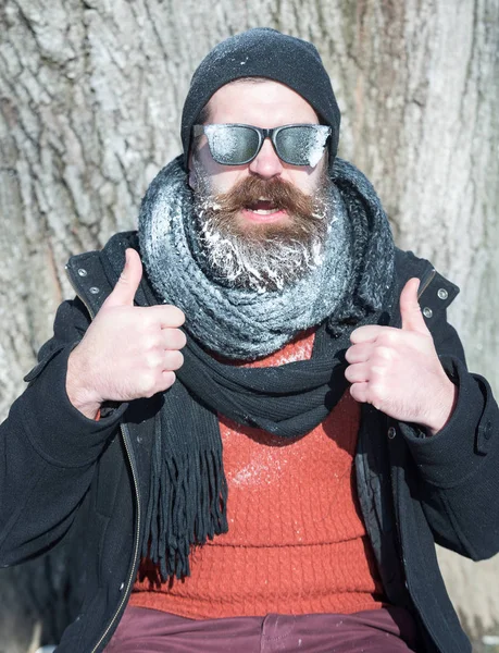 Spännande man ger tummen upp — Stockfoto