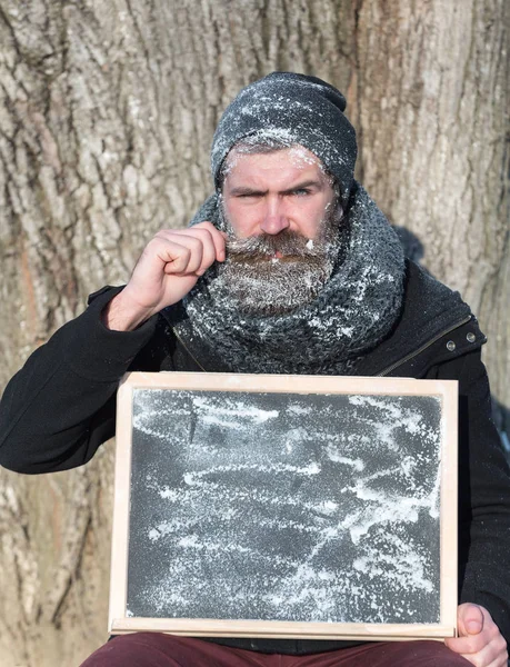 冬季留胡子男子与板 — 图库照片