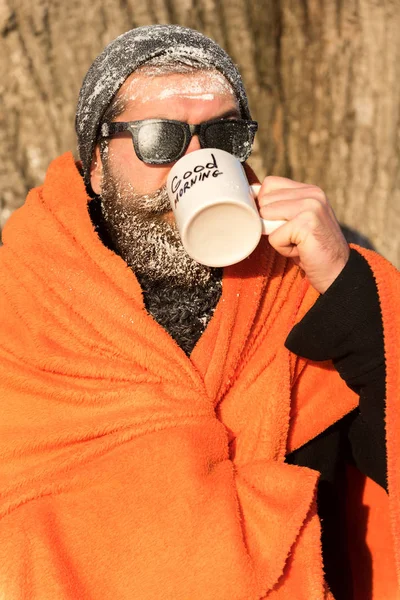 Homem em cobertor com copo — Fotografia de Stock