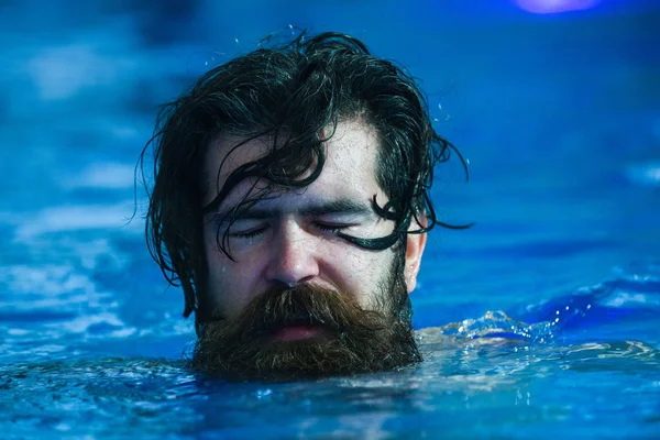 Hombre guapo nada en la piscina —  Fotos de Stock