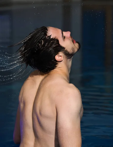 El hombre salpica agua del cabello — Foto de Stock