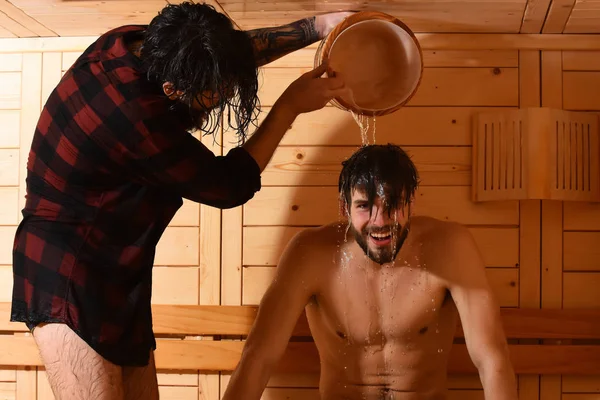 Mann schüttet Wasser auf Kopf — Stockfoto