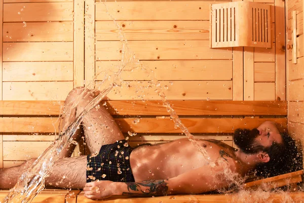 Schöner Mann entspannt sich in der Sauna — Stockfoto