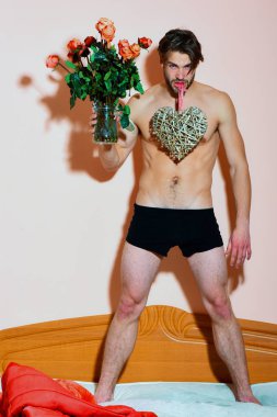 Sakallı, güllü, maço bir adam.