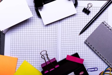 ileti örneği: klipler, kalem, klasör, boşluklar, kauçuk, delik Zımba, hesap makinesi, çıkartmalar